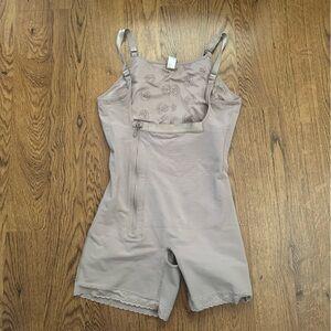 CYSM Colombian Shaper Women's cream romper size large sleeveless zipper